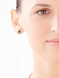 Złote kolczyki z cyrkoniami i szmaragdami syntetycznymi