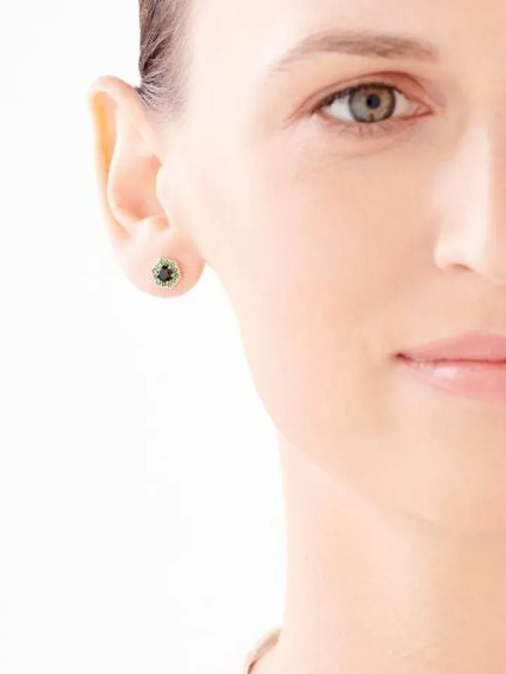 Złote kolczyki z cyrkoniami i szmaragdami syntetycznymi