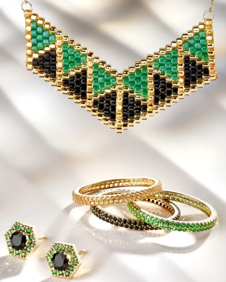 Złote kolczyki z cyrkoniami i szmaragdami syntetycznymi