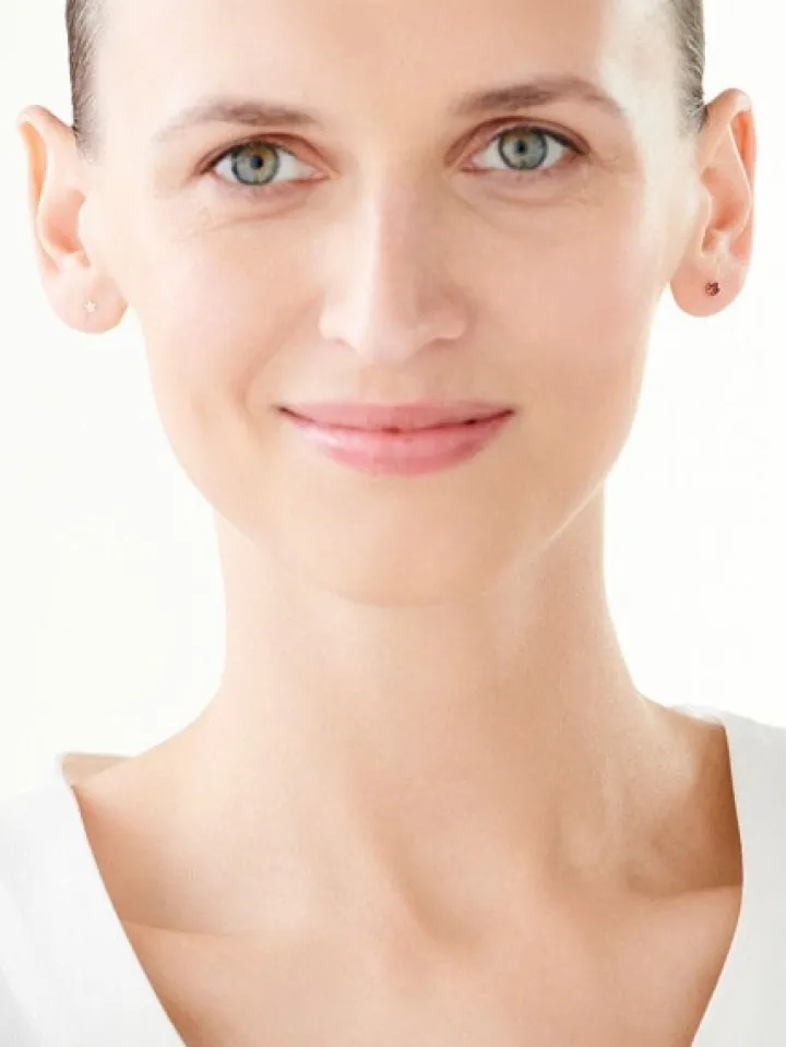 Złote kolczyki z granatem syntetycznym - gwiazda