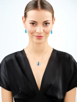 Złote kolczyki z kryształami syntetycznymi