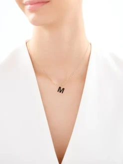 Złoty naszyjnik z emalią, ankier - litera M