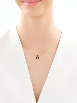 Złoty naszyjnik z emalią, ankier - litera A