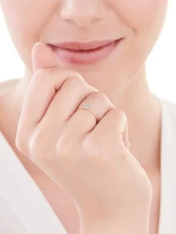 Złoty pierścionek z akwamarynem syntetycznym