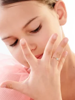 Złoty pierścionek z akwamarynem syntetycznym