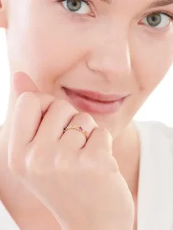 Złoty pierścionek z cyrkoniami