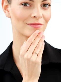 Złoty pierścionek z cyrkoniami