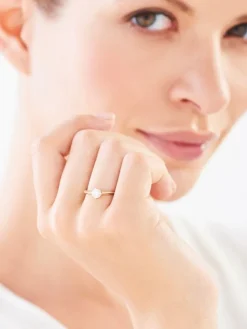 Złoty pierścionek z cyrkonią