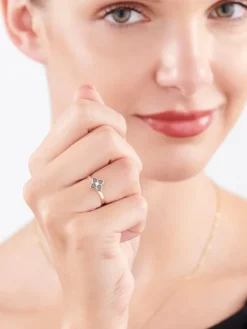 Złoty pierścionek z cyrkonią i onyksem syntetycznym