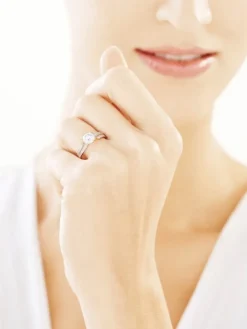 Złoty pierścionek z cyrkoniami