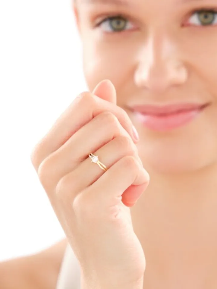 Złoty pierścionek z cyrkonią