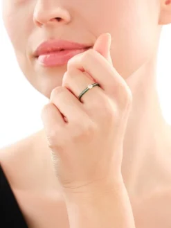 Złoty pierścionek z cyrkoniami