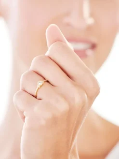 Złoty pierścionek z cyrkoniami