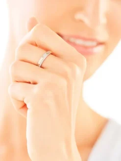 Złoty pierścionek z cyrkoniami