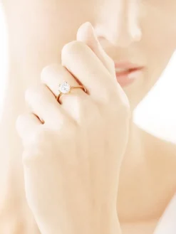 Złoty pierścionek z cyrkonią