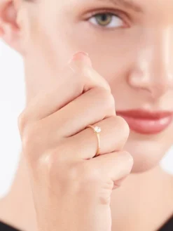 Złoty pierścionek z cyrkonią