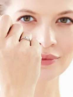 Złoty pierścionek z cyrkonią