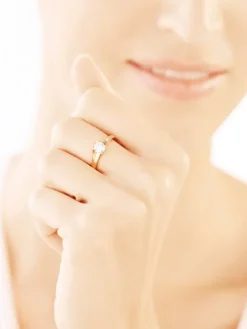 Złoty pierścionek z cyrkonią