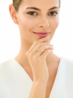 Złoty pierścionek z cyrkoniami