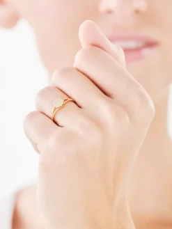 Złoty pierścionek z cyrkoniami