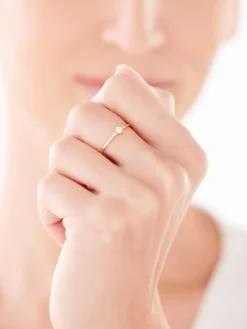 Złoty pierścionek z cyrkoniami