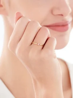 Złoty pierścionek z cyrkoniami