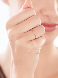 Złoty pierścionek z cyrkonią