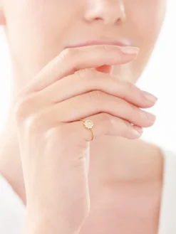 Złoty pierścionek z cyrkoniami