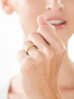 Złoty pierścionek z cyrkoniami