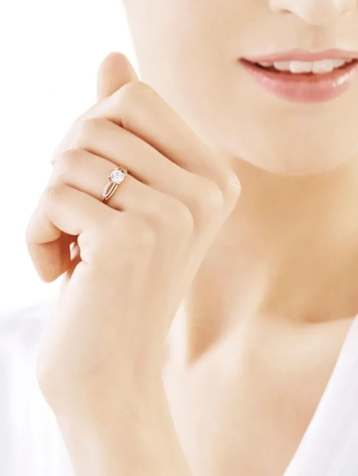 Złoty pierścionek z cyrkoniami