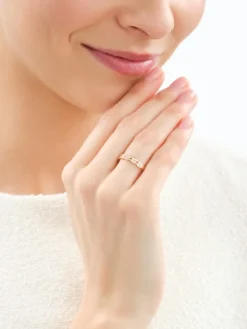 Złoty pierścionek z cyrkoniami