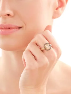 Złoty pierścionek z cyrkoniami