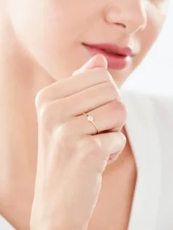 Złoty pierścionek z cyrkonią