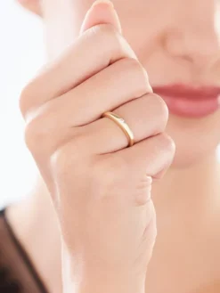 Złoty pierścionek z cyrkonią