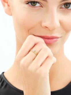 Złoty pierścionek z cyrkoniami