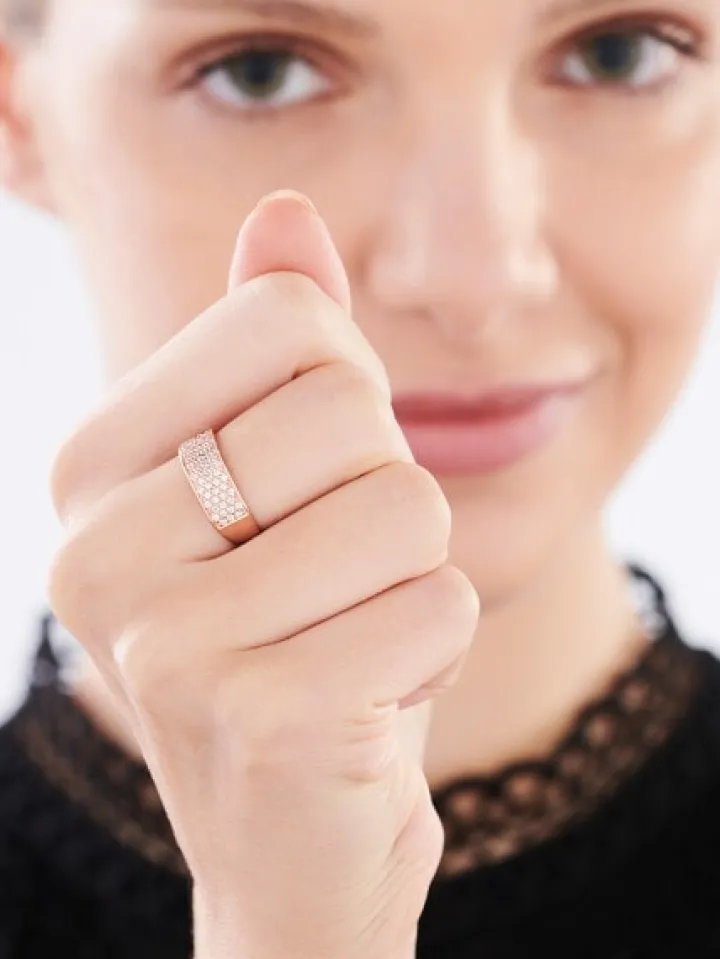 Złoty pierścionek z cyrkoniami