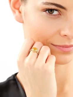 Złoty pierścionek z cyrkonią