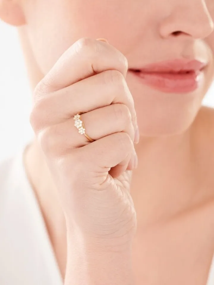 Złoty pierścionek z cyrkoniami - kwiaty