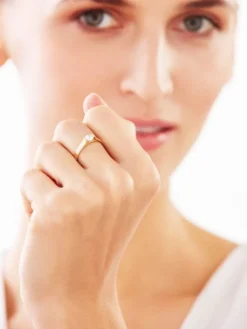 Złoty pierścionek z cyrkonią