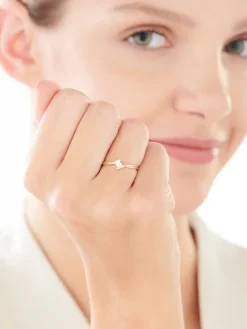 Złoty pierścionek z cyrkonią