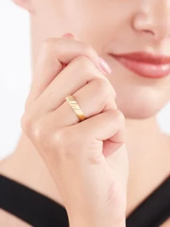 Złoty pierścionek z cyrkonią