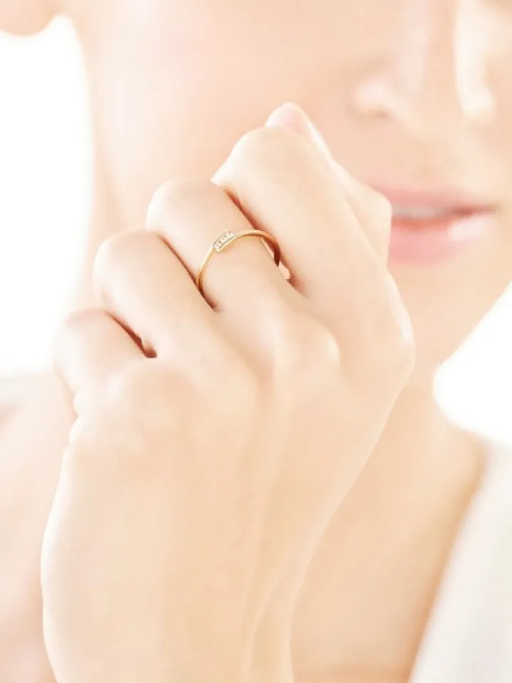 Złoty pierścionek z cyrkoniami