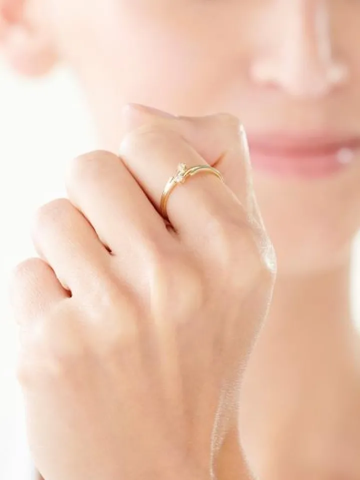 Złoty pierścionek z cyrkoniami