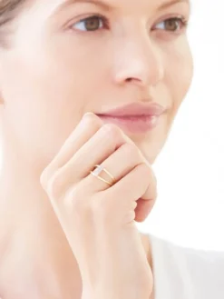 Złoty pierścionek z cyrkoniami