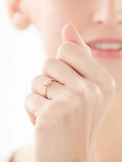 Złoty pierścionek z cyrkoniami