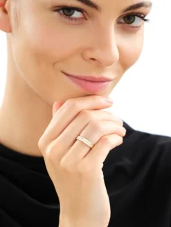 Złoty pierścionek z cyrkoniami