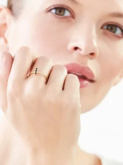 Złoty pierścionek z cyrkoniami