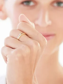 Złoty pierścionek z cyrkoniami