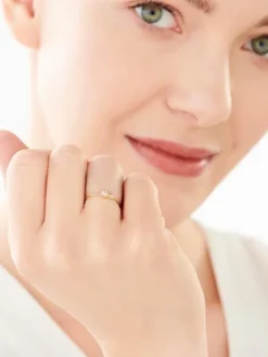 Złoty pierścionek z cyrkoniami