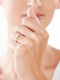 Złoty pierścionek z cyrkoniami